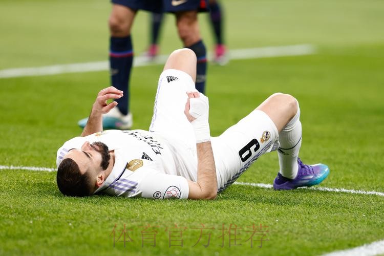 记者：本泽马比赛负荷过载 赛前已计划只踢半场